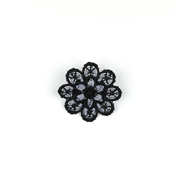 B687 花のブローチ(黒×グレー)<br>制作者:KAORI<br>サイズ:5cm×5cm<br>素材:フェルト、刺繍糸、レース、ビーズ、ブローチピン<br><br>レース地に色々な糸とビーズの組み合わせを楽しんでできたブローチです。
