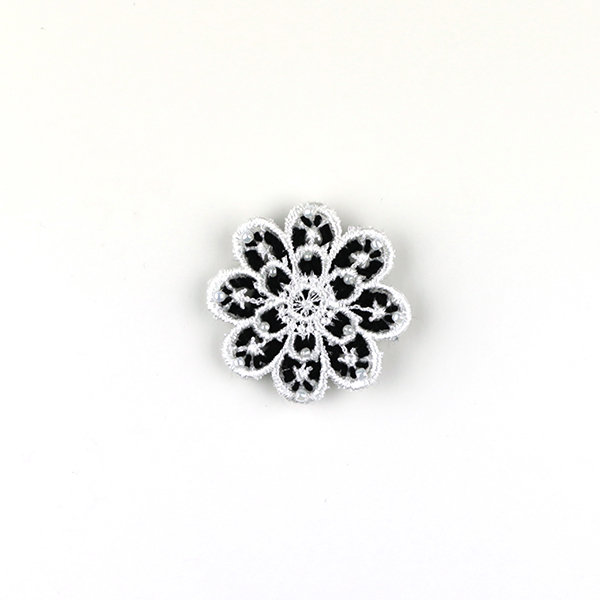 B688 花のブローチ(白×黒)<br>制作者:KAORI<br>サイズ:5cm×5cm<br>素材:フェルト、刺繍糸、レース、ビーズ、ブローチピン<br><br>レース地に色々な糸とビーズの組み合わせを楽しんでできたブローチです。