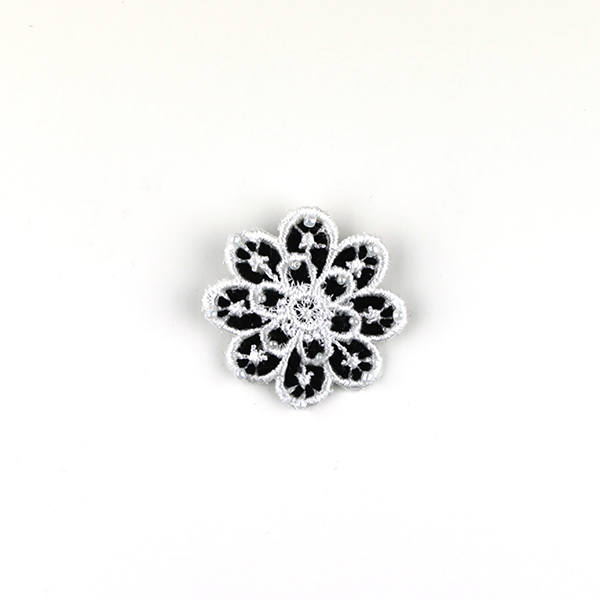B689 花のブローチ(白×黒)<br>制作者:KAORI<br>サイズ:5cm×5cm<br>素材:フェルト、刺繍糸、レース、ビーズ、ブローチピン<br><br>レース地に色々な糸とビーズの組み合わせを楽しんでできたブローチです。