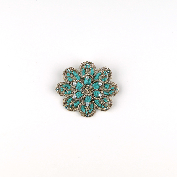 B690 花のブローチ(ゴールド×水色)<br>制作者:KAORI<br>サイズ:5cm×5cm<br>素材:フェルト、刺繍糸、レース、ビーズ、ブローチピン<br><br>レース地に色々な糸とビーズの組み合わせを楽しんでできたブローチです。