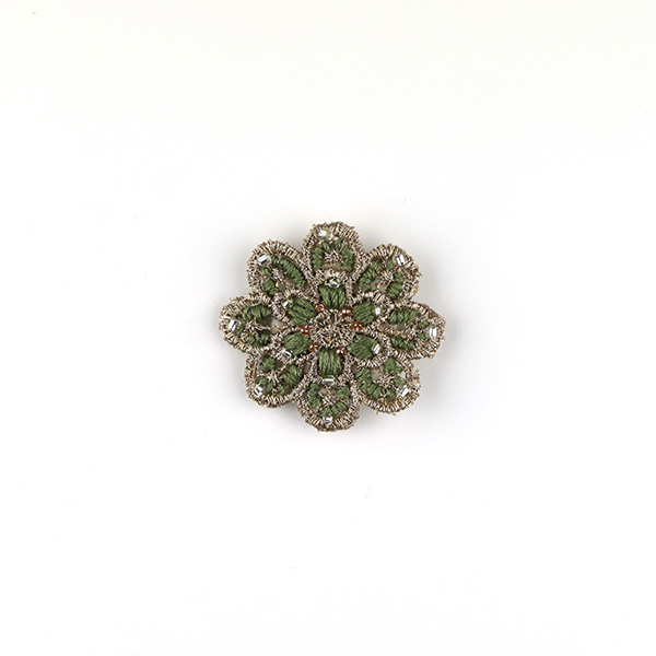 B691 花のブローチ(ゴールド×モスグリーン)<br>制作者:KAORI<br>サイズ:5cm×5cm<br>素材:フェルト、刺繍糸、レース、ビーズ、ブローチピン<br><br>レース地に色々な糸とビーズの組み合わせを楽しんでできたブローチです。