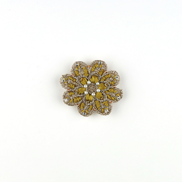 B692 花のブローチ(ゴールド×マスタードイエロー)<br>制作者:KAORI<br>サイズ:5cm×5cm<br>素材:フェルト、刺繍糸、レース、ビーズ、ブローチピン<br><br>レース地に色々な糸とビーズの組み合わせを楽しんでできたブローチです。