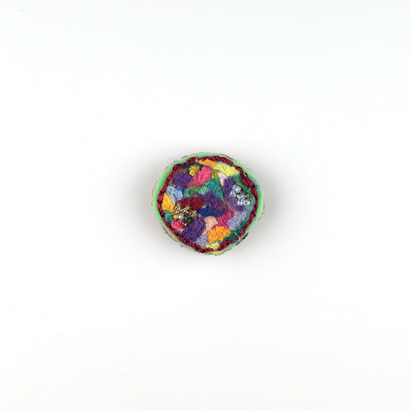 B694 カラフルブローチ 今日のラッキーカラーは?<br>制作者:ぽぽ<br>サイズ:3.5cm×4cm<br>素材:刺繍糸、糸、フェルト、羊毛フェルト、布、ブローチピン<br><br>今日のラッキーカラーは入っていましたか? いろいろな色を入れて作りました。ハッピーな一日になりますように。