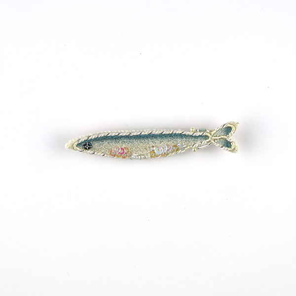 B697 SANMA a<br>制作者:itoco<br>サイズ:1.3cm×7cm<br>素材: フェルト、刺繍糸、組紐、ビーズ、淡水パール、合成皮革、ブローチピン<br><br>脂の乗った(?)サンマのブローチです