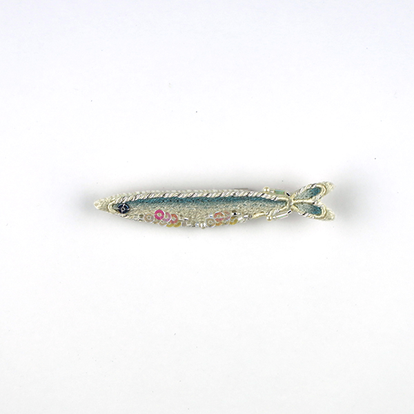 B698 SANMA b<br>制作者:itoco<br>サイズ:1.3cm×7cm<br>素材: フェルト、刺繍糸、組紐、ビーズ、淡水パール、合成皮革、ブローチピン<br><br>脂の乗った(?)サンマのブローチです