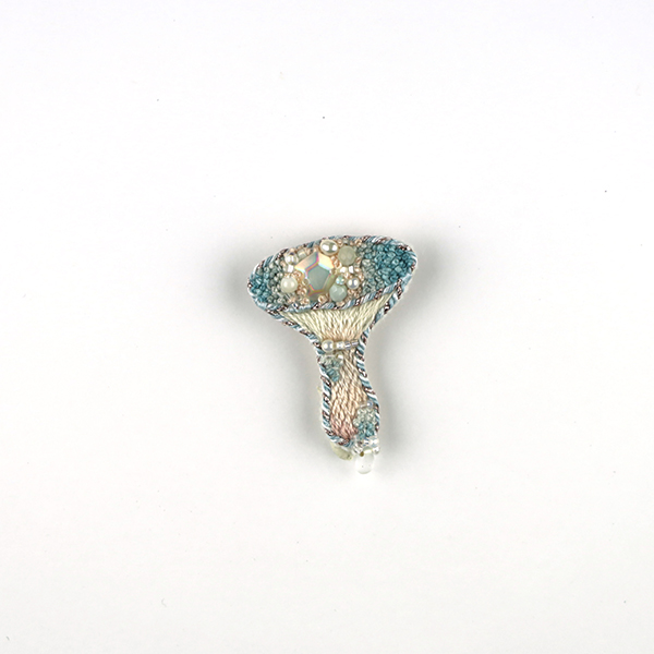 B700 土に還る"寒露"(かんろ)<br>制作者:itoco<br>サイズ:4.3cm×3cm<br>素材: フェルト、刺繍糸、組紐、レース糸、ビーズ、淡水パール、合成皮革、ブローチピン<br><br>夜露も霜になりそうな寒い日の朝