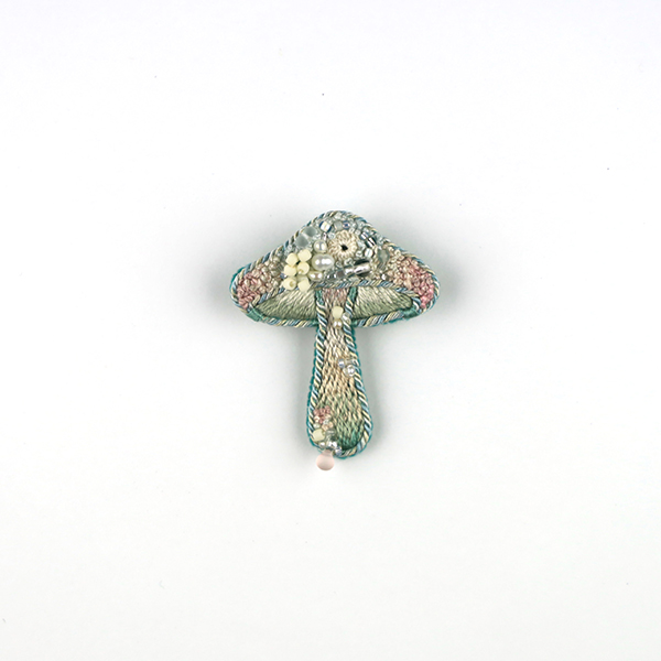 B702 土に還る“冬隣”(ふゆとなり)<br>制作者:itoco<br>サイズ:4.7cm×3.7cm<br>素材: フェルト、刺繍糸、組紐、レース糸、ビーズ、淡水パール、合成皮革、ブローチピン<br><br>暖かい季節から少しずつ冷たい空気へ変わる秋