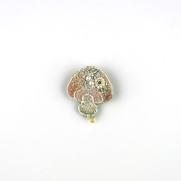 B703 土に還る“秋蛍”(しゅうけい)<br>制作者:itoco<br>サイズ:3.5cm×3cm<br>素材: フェルト、刺繍糸、組紐、レース糸、ビーズ、淡水パール、合成皮革、ブローチピン<br><br>草花は少しずつ枯れはじめ木々が赤く色付く季節