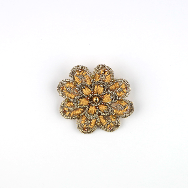 B704 花のブローチ(ゴールド×ブラウン)<br>制作者:KAORI<br>サイズ:5cm×5cm<br>素材:フェルト、刺繍糸、レース、ビーズ、ブローチピン<br><br>レース地に色々な糸とビーズの組み合わせを楽しんでできたブローチです。