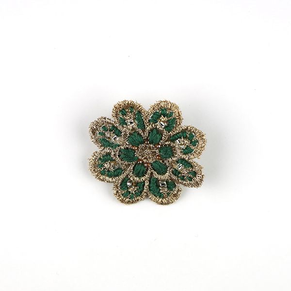 B706 花のブローチ(ゴールド×グリーン)<br>制作者:KAORI<br>サイズ:5cm×5cm<br>素材:フェルト、刺繍糸、レース、ビーズ、ブローチピン<br><br>レース地に色々な糸とビーズの組み合わせを楽しんでできたブローチです。