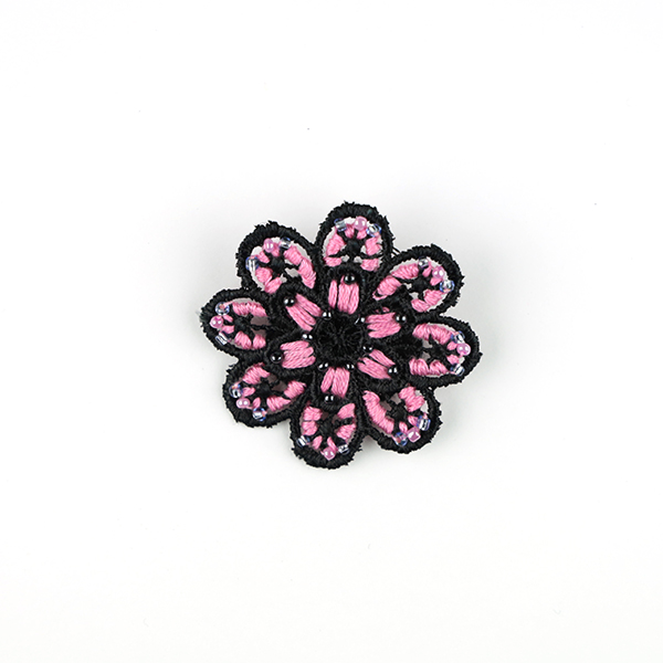B708 花のブローチ(黒×ピンク)<br>制作者:KAORI<br>サイズ:5cm×5cm<br>素材:フェルト、刺繍糸、レース、ビーズ、ブローチピン<br><br>レース地に色々な糸とビーズの組み合わせを楽しんでできたブローチです。