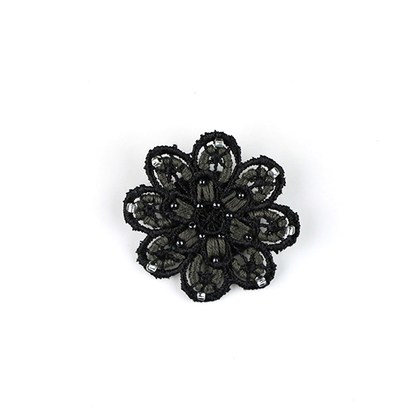 B709 花のブローチ(黒×グレー)<br>制作者:KAORI<br>サイズ:5cm×5cm<br>素材:フェルト、刺繍糸、レース、ビーズ、ブローチピン<br><br>レース地に色々な糸とビーズの組み合わせを楽しんでできたブローチです。