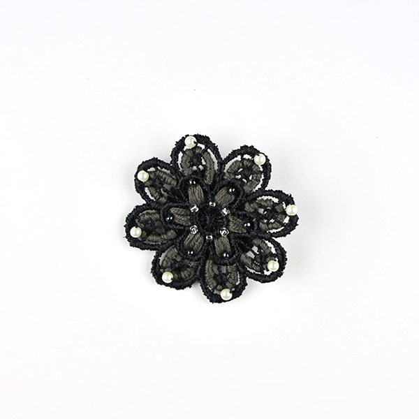 B710 花のブローチ(黒×グレー×パール)<br>制作者:KAORI<br>サイズ:5cm×5cm<br>素材:フェルト、刺繍糸、レース、ビーズ、プラスチックパール、ブローチピン<br><br>レース地に色々な糸とビーズの組み合わせを楽しんでできたブローチです。