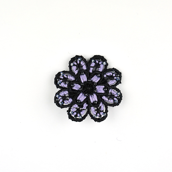 B712 花のブローチ(黒×ラベンダー)<br>制作者:KAORI<br>サイズ:5cm×5cm<br>素材:フェルト、刺繍糸、レース、ビーズ、ブローチピン<br><br>レース地に色々な糸とビーズの組み合わせを楽しんでできたブローチです。