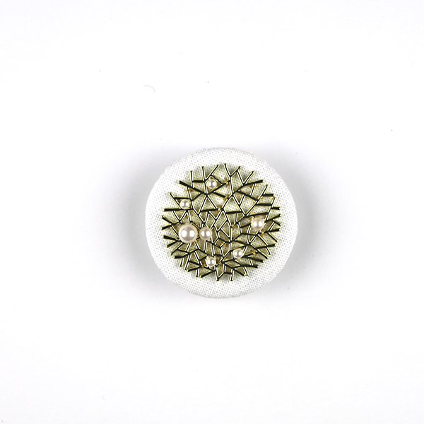 B714 -露-<br>制作者:Sukesan<br>サイズ:4cm×4cm<br>素材:糸、布、フェルト、メタルパーツ、プラスチックパール、ブローチピン<br>季節が移ろい、草野の葉に水の玉が結んでいます