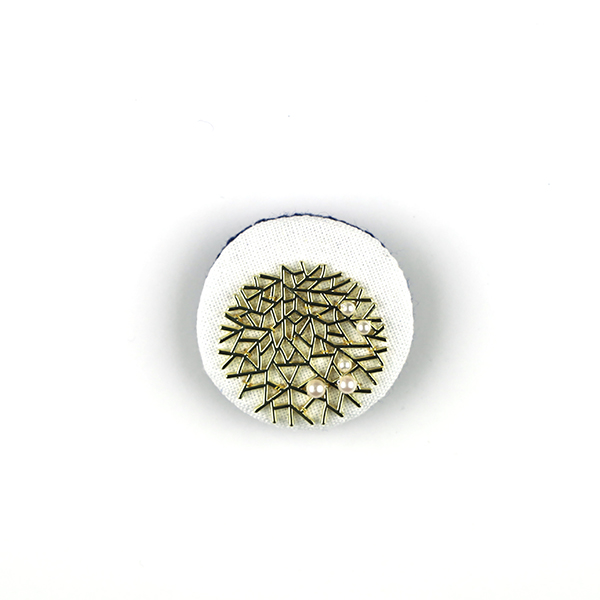 B715 -露-<br>制作者:Sukesan<br>サイズ:4cm×4cm<br>素材:糸、布、フェルト、メタルパーツ、プラスチックパール、ブローチピン<br><br>季節が移ろい、草野の葉に水の玉が結んでいます
