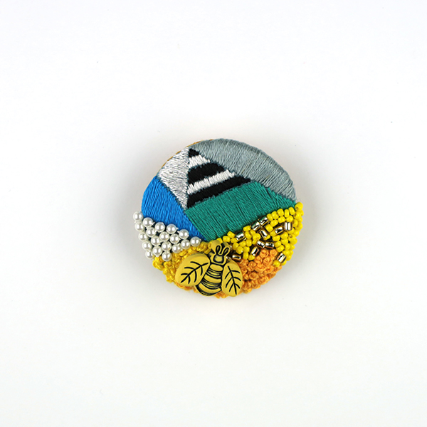 B716 イロ、イロトリドリ<br>制作者:Sukesan<br>サイズ:4cm×4cm<br>素材:布、フェルト、刺繍糸、ビーズ、プラスチックパール、蜂パーツ、ブローチピン<br><br>いろんな色が咲き乱れました‼