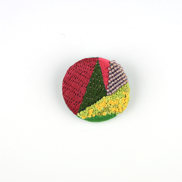 B718 イロ、イロトリドリ<br>制作者:Sukesan<br>サイズ:4cm×4cm<br>素材:布、フェルト、刺繍糸、ビーズ、ブローチピン<br><br>いろんな色が咲き乱れました‼