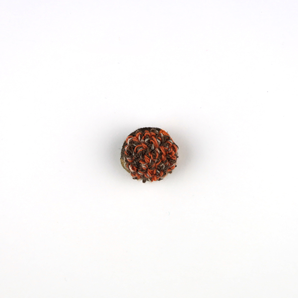 B720 もこもこ(Orange)<br>制作者:Sukesan<br>サイズ:2cm×2cm<br>素材:刺繍糸、糸、布、フェルト、ブローチピン<br><br>もこもこ ふわふわ ふわふわもこもこ…