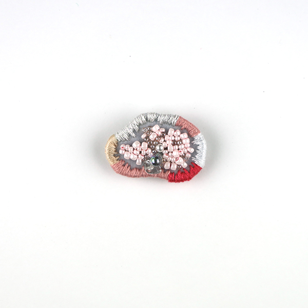 B722 JEWEL BOX “Pink”<br>制作者:Sukesan<br>サイズ:2.4cm×3.5cm<br>素材:刺繍糸、ビーズ、フェルト、オーガンジー、プラスチックパール、合皮、ブローチピン<br>“キラキラしたものを身に付けていると元気になるんだよ”と教えてもらったので‼