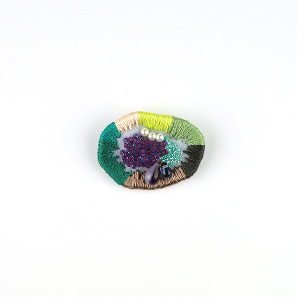 B723 JEWEL BOX “Purple × Aqua”<br>制作者:Sukesan<br>サイズ:3cm×3.6cm<br>素材:刺繍糸、ビーズ、フェルト、オーガンジー、プラスチックパール、合皮、ブローチピン<br><br>“キラキラしたものを身に付けていると元気になるんだよ”と教えてもらったので‼