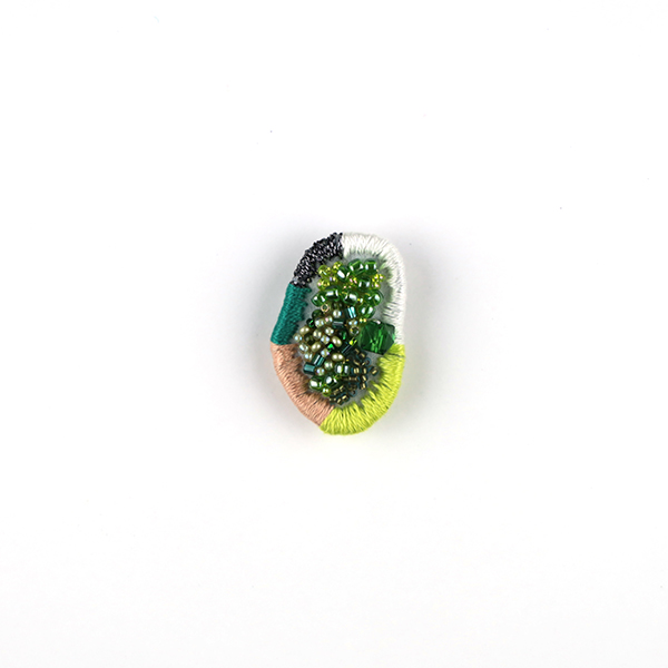 B724 JEWEL BOX “Green”<br>制作者:Sukesan<br>サイズ:3.3cm×2.2cm<br>素材:刺繍糸、ビーズ、フェルト、オーガンジー、プラスチックパール、合皮、ブローチピン<br><br>“キラキラしたものを身に付けていると元気になるんだよ”と教えてもらったので‼