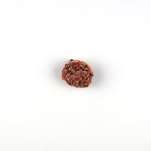 B721 もこもこ(Orange)<br>制作者:Sukesan<br>サイズ:2.3cm×2.6cm<br>素材:刺繍糸、糸、布、フェルト、ブローチピン<br><br>もこもこ ふわふわ ふわふわもこもこ…