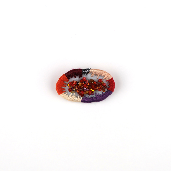 B725 「JEWEL BOX “Red” B725 制作者:Sukesan<br>サイズ:2.3cm×3.7cm<br>素材:刺繍糸、ビーズ、フェルト、オーガンジー、合皮、ブローチピン<br><br>“キラキラしたものを身に付けていると元気になるんだよ”と教えてもらったので‼