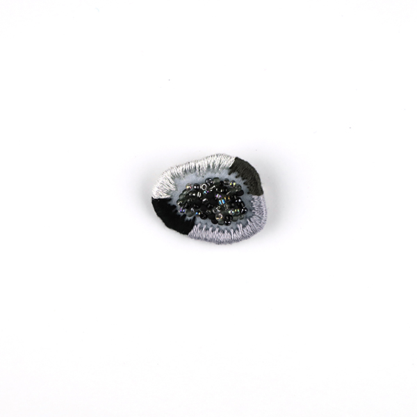 B726 JEWEL BOX “Black”<br>制作者:Sukesan<br>サイズ:2.5cm×3.2cm<br>素材:刺繍糸、ビーズ、フェルト、オーガンジー、合皮、ブローチピン<br><br>“キラキラしたものを身に付けていると元気になるんだよ”と教えてもらったので‼