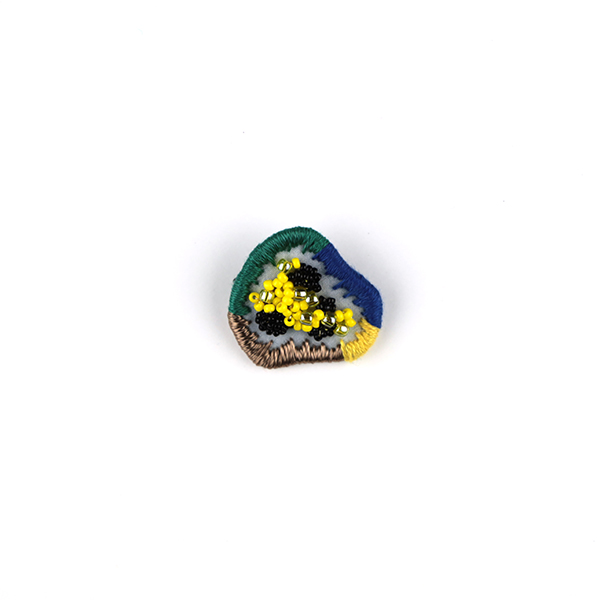 B727 JEWEL BOX “Yellow”<br>制作者:Sukesan<br>サイズ:2.7cm×3cm<br>素材:刺繍糸、ビーズ、フェルト、オーガンジー、合皮、ブローチピン<br>“キラキラしたものを身に付けていると元気になるんだよ”と教えてもらったので‼