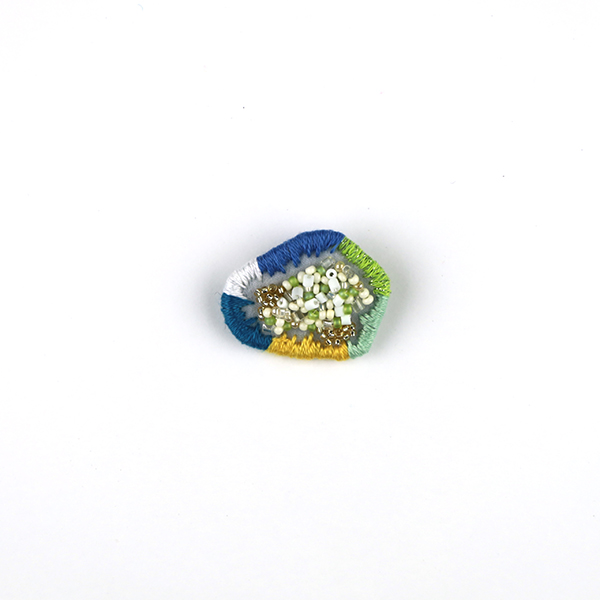 B728 JEWEL BOX “Gold × White”<br>制作者:Sukesan<br>サイズ:2.7cm×3cm<br>素材:刺繍糸、ビーズ、フェルト、オーガンジー、合皮、ブローチピン<br><br>“キラキラしたものを身に付けていると元気になるんだよ”と教えてもらったので‼