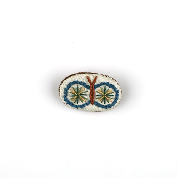B730 ちょうちょブローチ<br>制作者:Tono Tono<br>サイズ:2.5cm×4.5cm<br>素材:フェルト、刺繡糸、布、綿、ブローチピン<br><br>水戸芸→森英恵氏→ちょうちょ