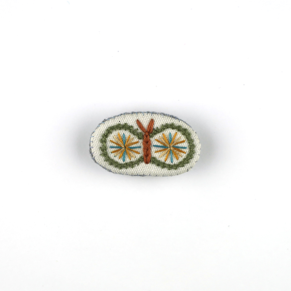 B732 ちょうちょブローチ<br>制作者:Tono Tono<br>サイズ:2.5cm×4.5cm<br>素材:フェルト、刺繡糸、布、綿、ブローチピン<br><br>水戸芸→森英恵氏→ちょうちょ