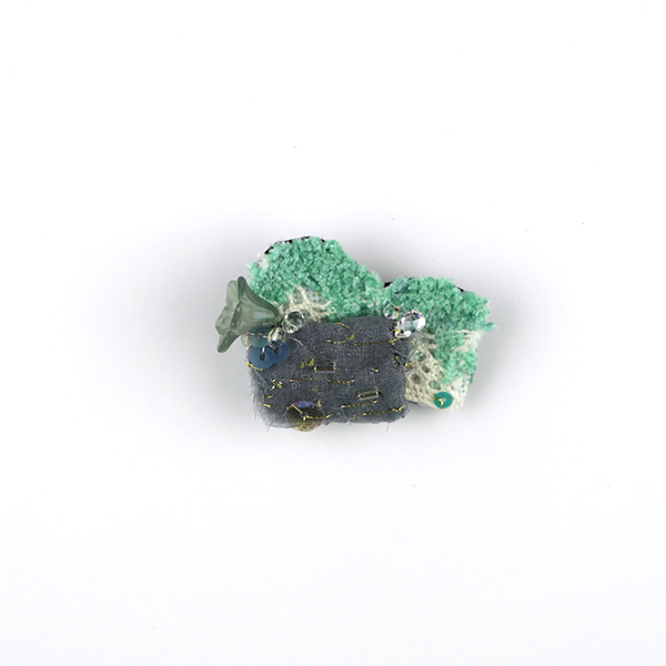 B736 忘れられた庭<br>制作者:Ki<br>サイズ:3.2cm×2.8cm<br>素材:リボン、布、合皮、オーガンジー、金・銀糸、ビーズ、スパンコール、花パーツ、ブローチピン<br><br>かつては手入れされていた庭に小さな花が咲いていて、無秩序な様が美しい、誰かの庭のブローチです。