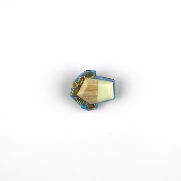 B738 木の蜜<br>制作者:Ki<br>サイズ:2.5cm×2.1cm<br>素材:フェルト、合皮、羊毛、刺繍糸、金糸、ビーズ、アクリルパーツ、丸カン、ブローチピン