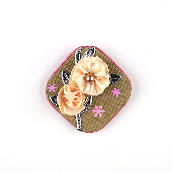 B739 ひし形 ベージュ(あたたかい雪)<br>制作者:CHAi<br>サイズ:6cm×6cm<br>素材:布、リボン、糸、厚紙、サテンコード、ビーズ、スパンコール、座金、ブローチピン<br><br>寒くない毎日、果たして今冬は雪は降るのか…?