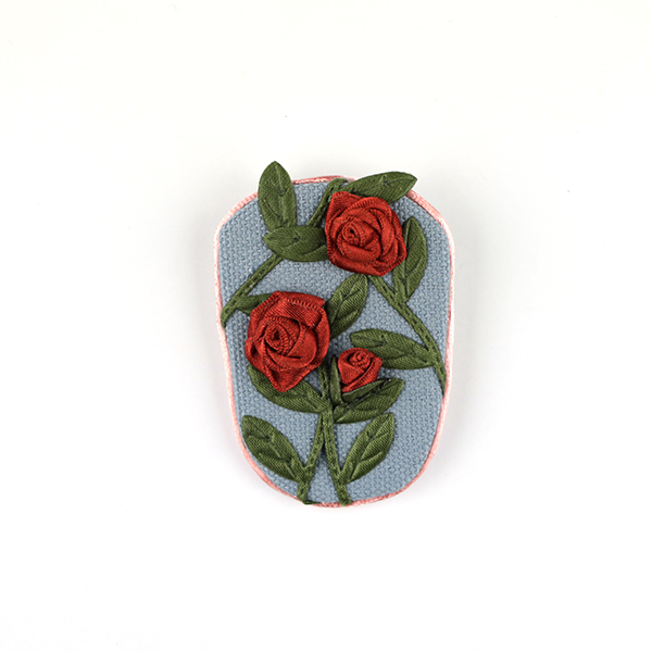 B740 タテ長(ブルー)秋バラ<br>制作者:CHAi<br>サイズ:6cm×4cm<br>素材:布、リボン、糸、厚紙、サテンコード、ブローチピン<br><br>秋バラが咲きました。