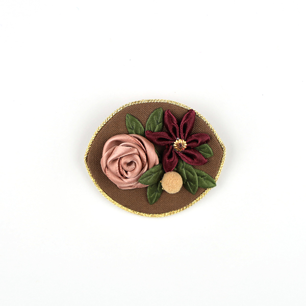 B741 オーバル(横・ブラウン)<br>制作者:CHAi<br>サイズ:4.5cm×5.5cm<br>素材:布、リボン、糸、厚紙、ポンポン玉、サテンコード、アジアンコード、座金、ブローチピン<br><br>秋色です。