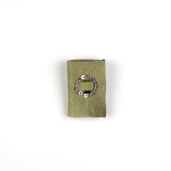 B745 盗まれた時間(オリーブ)<br>制作者:Ki<br>サイズ:3.7cm×2.2cm<br>素材:皮、綿布、刺繡糸、ビーズ、スパンコール、ブローチピン<br><br>12月の忙しい月を表現したブローチです。