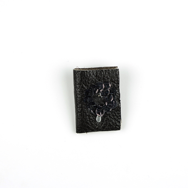 B746 盗まれた時間(ブラック)<br>制作者:Ki<br>サイズ:4cm×2.5cm<br>素材:皮、綿布、刺繡糸、金糸、ビーズ、スパンコール、ブローチピン<br><br>12月の忙しい月を表現したブローチです。