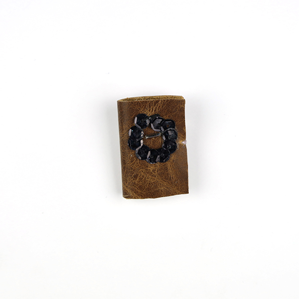 B747 盗まれた時間(ブラウン)<br>制作者:Ki<br>サイズ:3.5cm×2.3cm<br><br>素材:皮、綿布、刺繡糸、金糸、ビーズ、スパンコール、ブローチピン<br><br>12月の忙しい月を表現したブローチです。
