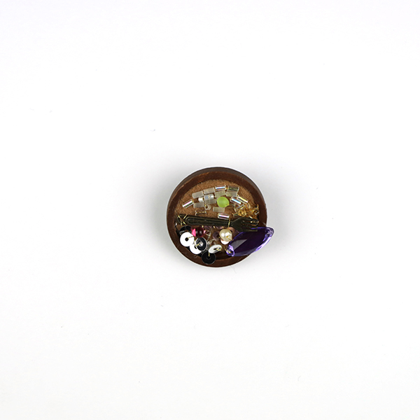 B749 あたたかい食事(フォーク)<br>制作者:Ki<br>サイズ:2.4cm×2.4cm<br>素材:フェルト、刺繡糸、金糸、ビーズ、スパンコール、淡水パール、ウッドパーツ(円)、フォークパーツ、ブローチピン
