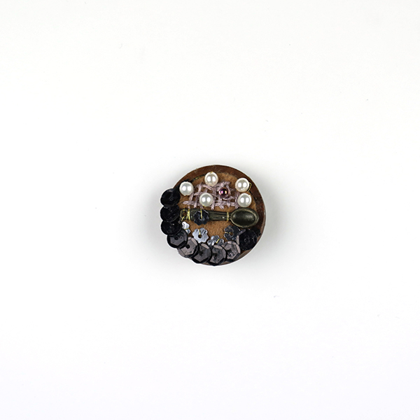 B748 あたたかい食事(スプーン)<br>制作者:Ki<br>サイズ:2.4cm×2.4cm<br>素材:フェルト、刺繡糸、金糸、ビーズ、スパンコール、プラスチックパール、ウッドパーツ(円)、スプーンパーツ、ブローチピン