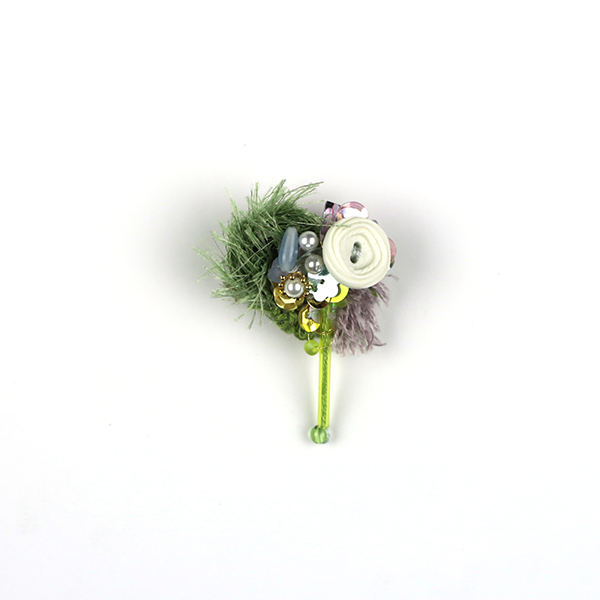 B751 ひみつの鍵<br>制作者:Ki<br>サイズ:4cm×5cm<br>素材:フェルト、綿布、刺繡糸、金糸、ビーズ、スパンコール、プラスチックパール、ボタン、ブローチピン