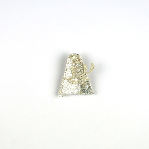 B752 ‶A“<br>制作者:itoco<br>サイズ:3.3cm×3cm<br>素材: フェルト、刺繍糸、組紐、レース糸、ビーズ、淡水パール、合成皮革、ブローチピン<br><br>自分の名前の中にある〝A″<br>名前の由来とアルファベットの形を考える…