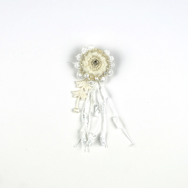 B753 雪の輪<br>制作者:itoco<br>サイズ:7cm×3cm<br>素材: フェルト、刺繍糸、レース、リボン、ビーズ、淡水パール、合成皮革、ブローチピン<br><br>クリスマスリースをイメージしたブローチです
