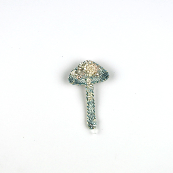 B754 土に還る‶秋氷“<br>制作者:itoco<br>サイズ:5.4cm×3cm<br>素材: フェルト、刺繍糸、組紐、レース糸、ビーズ、淡水パール、合成皮革、ブローチピン<br><br>ようやく感じた冬の訪れ