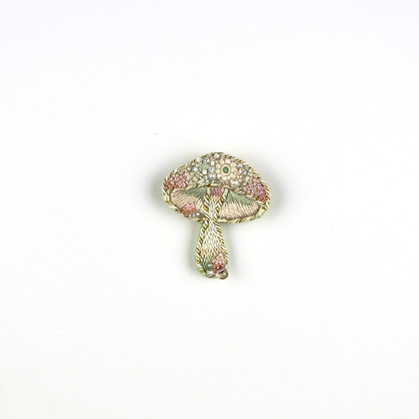 B756 土に還る〝花散里″<br>制作者:itoco<br>サイズ:3.8cm×3.3cm<br>素材: フェルト、刺繍糸、組紐、レース糸、ビーズ、淡水パール、合成皮革、ブローチピン<br><br>花散里はサザンカの品種です。淡い桃色の冬の花。