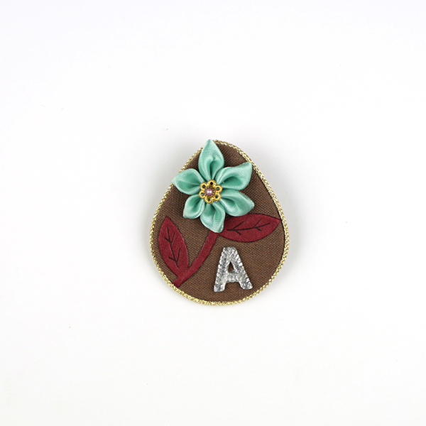 B758 A(ドロップ型)<br>制作者:CHAi<br>サイズ:5cm×4cm<br>素材:布、リボン、糸、レース、アジアンコード、ビーズ、座金、アクリル樹脂、ボール紙、ブローチピン<br><br>冬っぽさをイメージしました