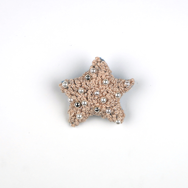 B762 星宵☆<br>制作者:Sugako<br>サイズ:5cm×5cm<br>素材:フェルト、綿、刺し子糸、ビーズ、ブローチピン